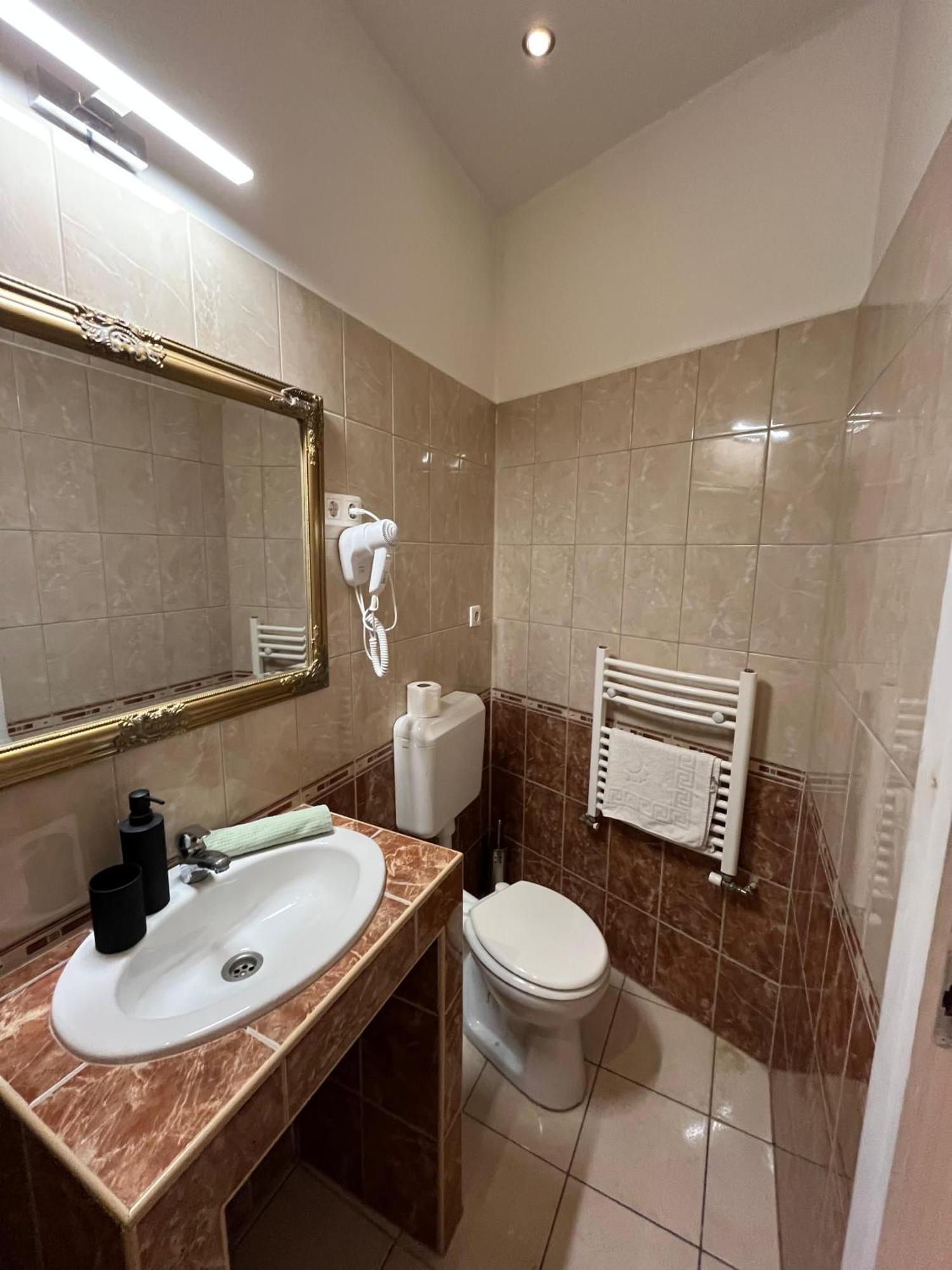 Apartamento Spring Roses Downtown Boutique On The Famous Vaci Fashion Street Free Coffee, Tee Budapest