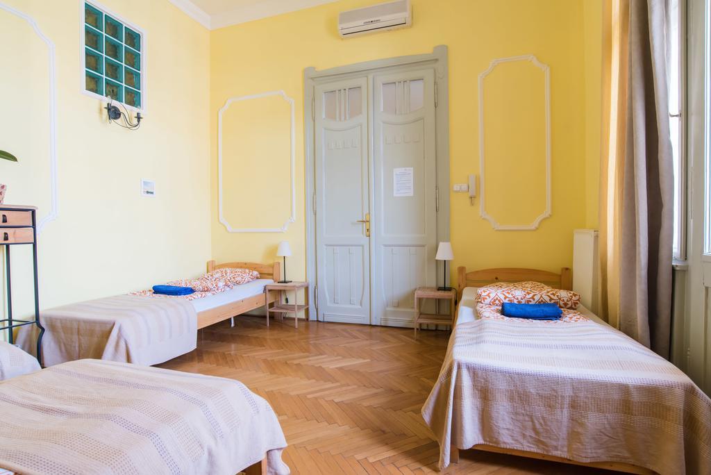 Downtown Oasis Hostel *