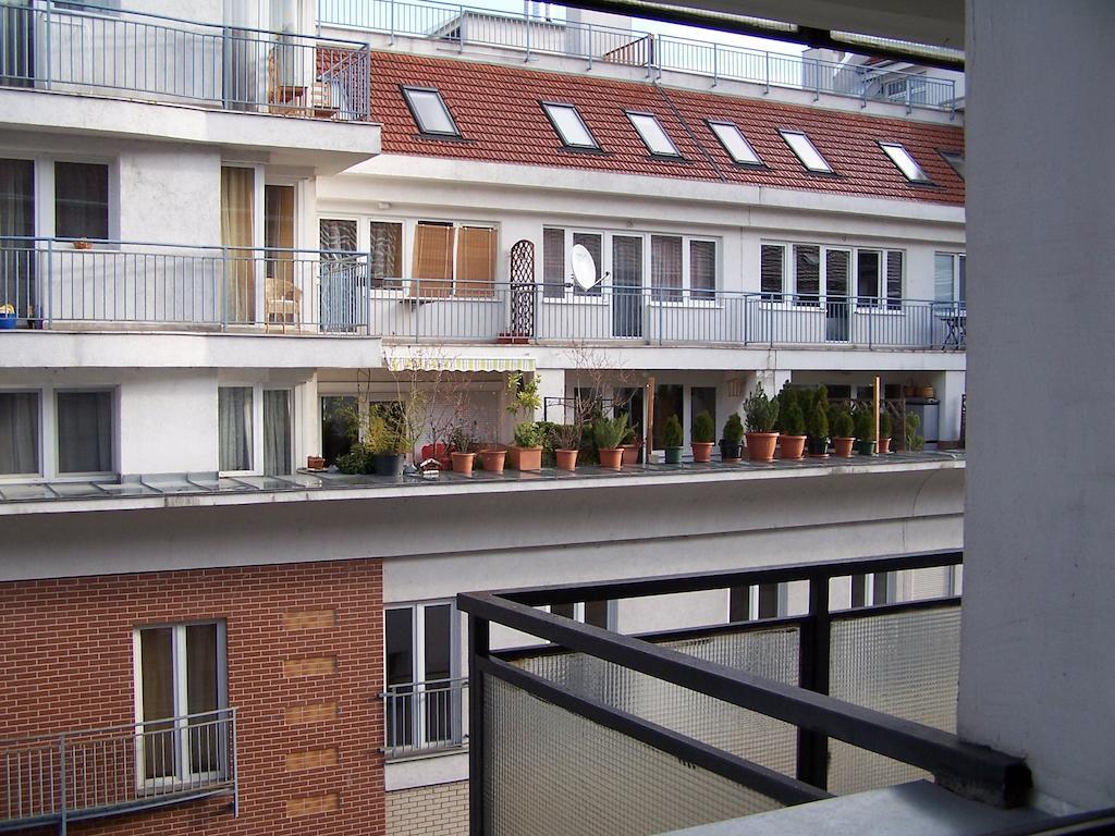 Sinko - Free Garage Parking, Central, 2 Bedrooms 4 Single Beds, Flexi Check-out Budapest