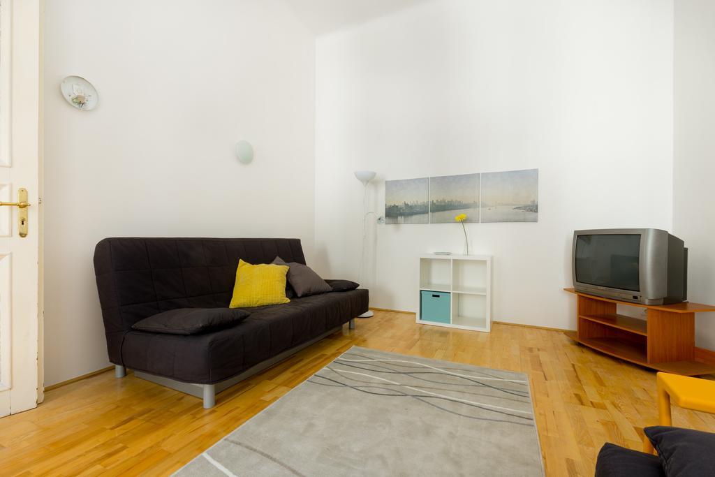 Henszlmann 5- Karolyi Park Apartment *