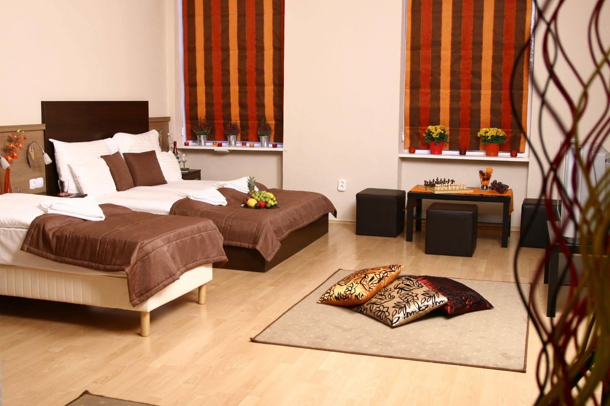 21 And 3* Budapest