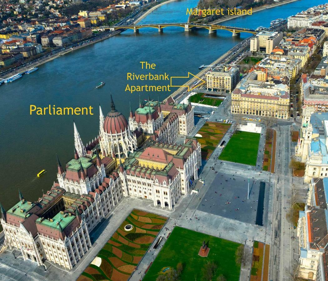 Riverbank At Parliament Budapeszt