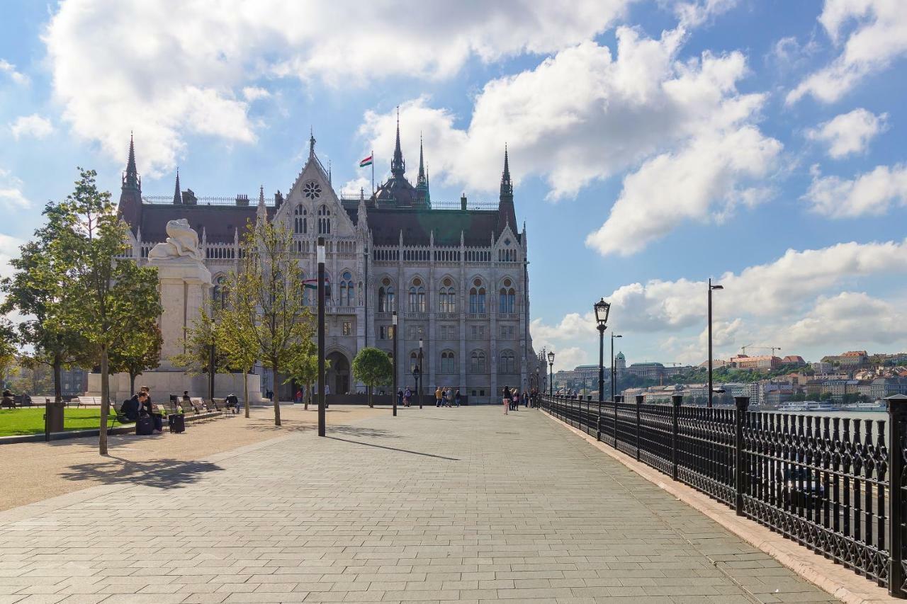 Riverbank At Parliament * Budapeszt
