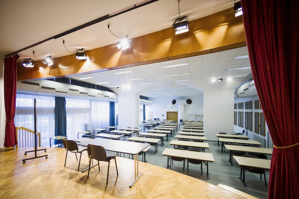 Hotel Ceu Konferencia Koezpont 3*