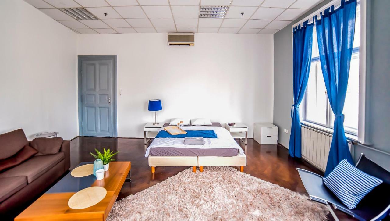 2b & Hostal *