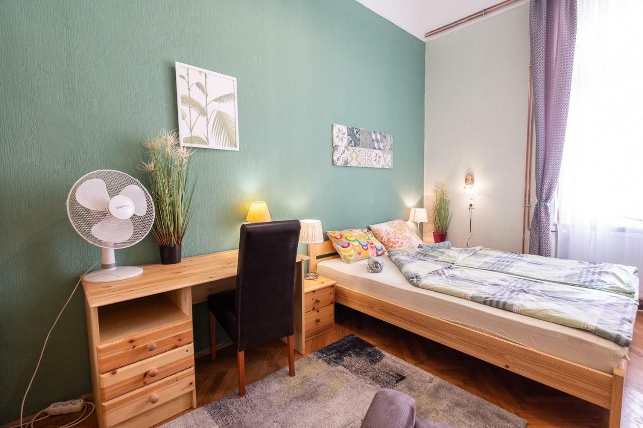Pesto Hostal *