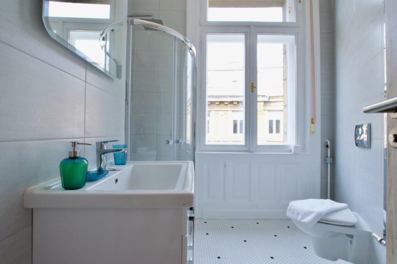 Standard By Hi5 - Anker 1 * Budapest