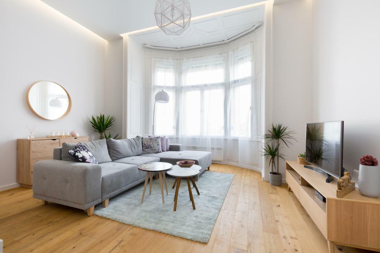 Designer Dream In The Center W 2br/2bath Apartment *