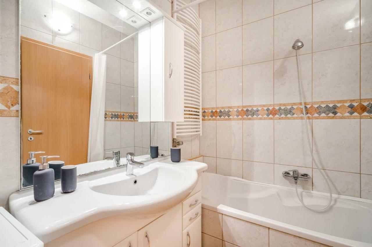 Bpr Vivid Downtown Vibe With Balcony Apartment Budapest