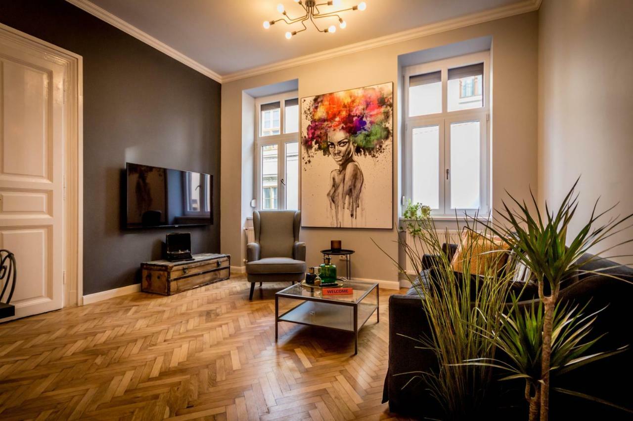 Brand New Amazing Apt. In The Heart Of Apartment