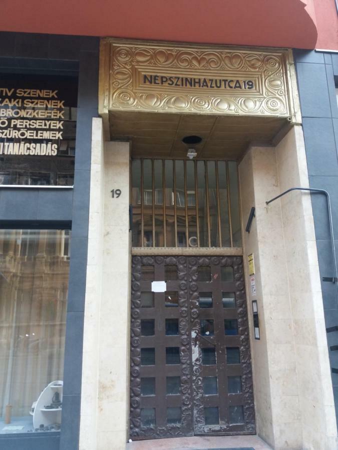 Free Garage!!! Downtown Near The New York Coffee House * Budapest