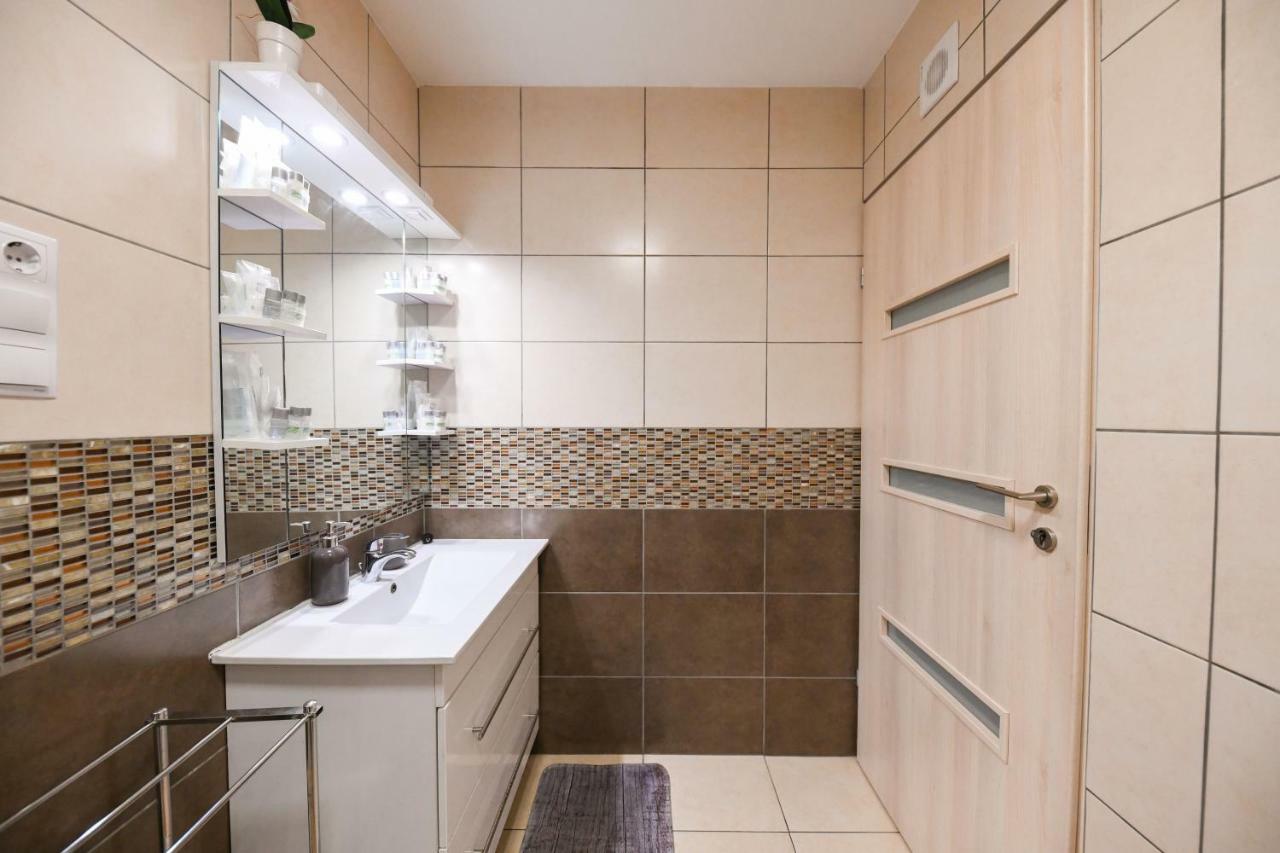 Fireworks Rakoczi - Free Parking - 3 Bedrooms - 2 Bathrooms *