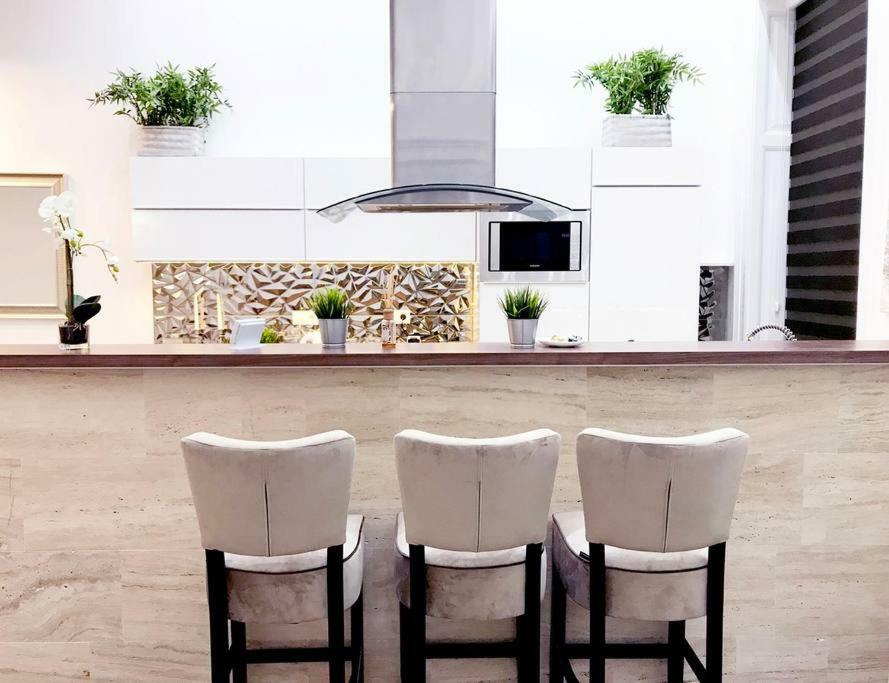 Apartamento Grand Eliza 3bedroom Luxury Apt At Blaha *