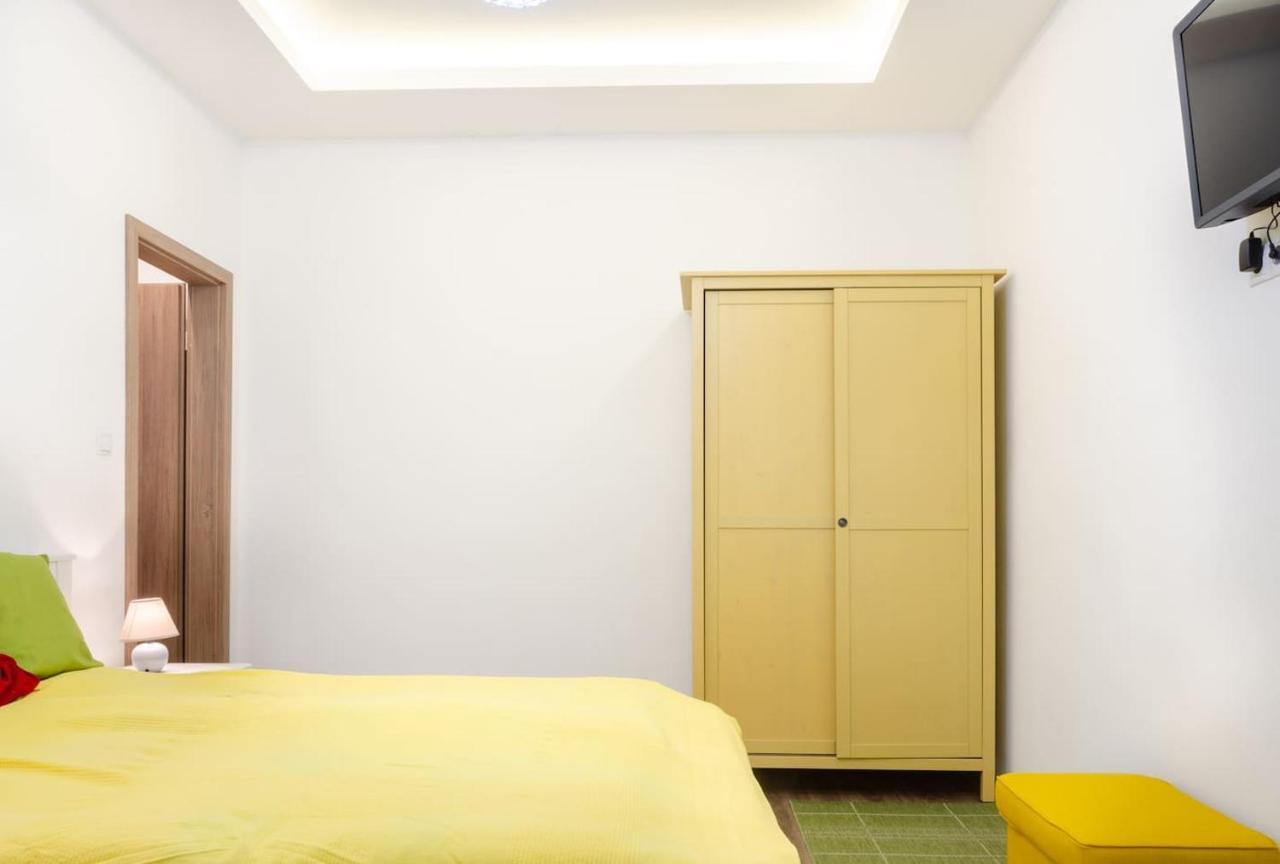 Apartamento 3 En Bedroom Flat In The Main Centre For 6ppl, 3bdr,3bthr,ac