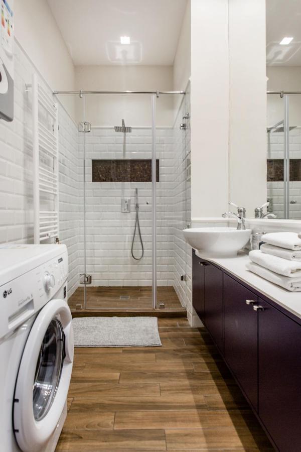 Opera With Free Parking, 2br2ba, Ac