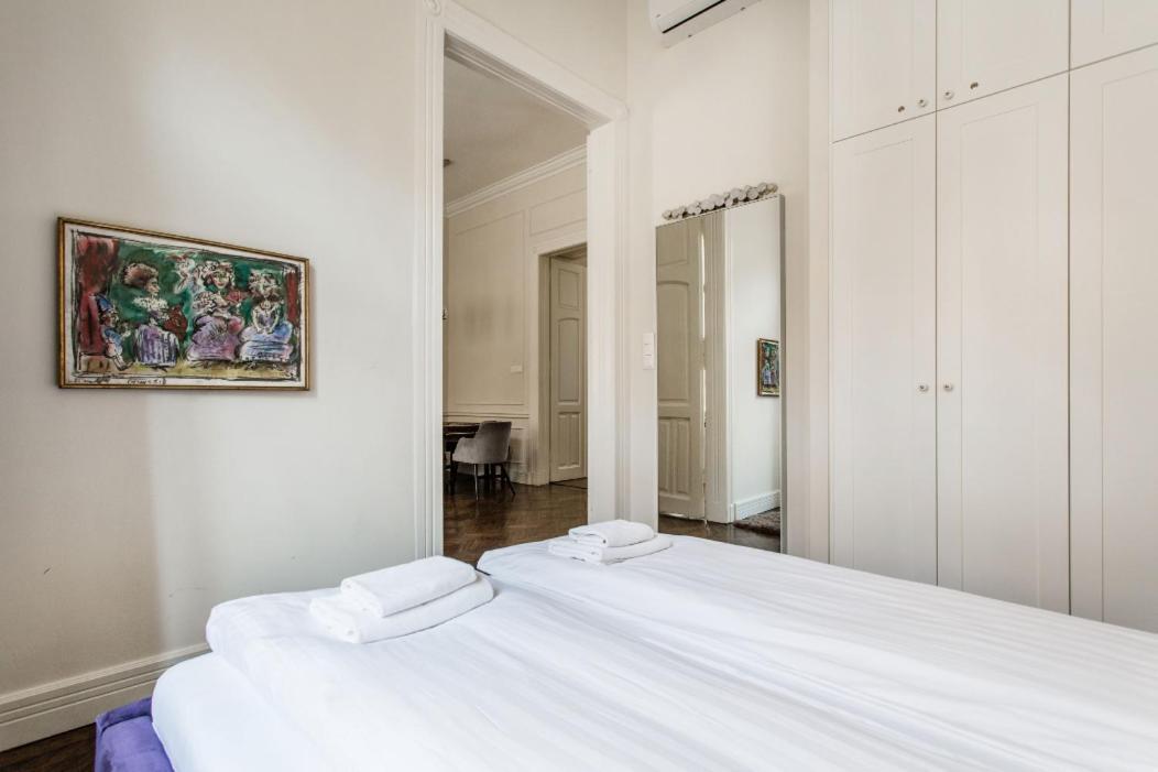 Opera With Free Parking, 2br2ba, Ac