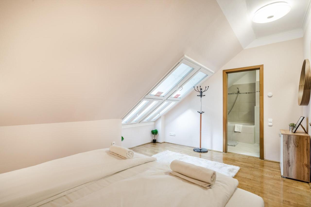 Bpr Timber Loft With Balcony Budapest