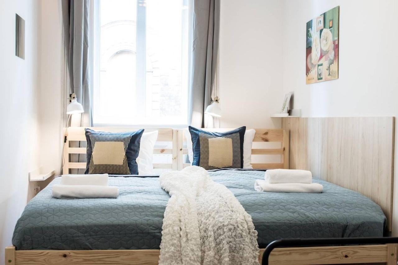 Cosy And Central With 4 Bedrooms And A/c Apartment *