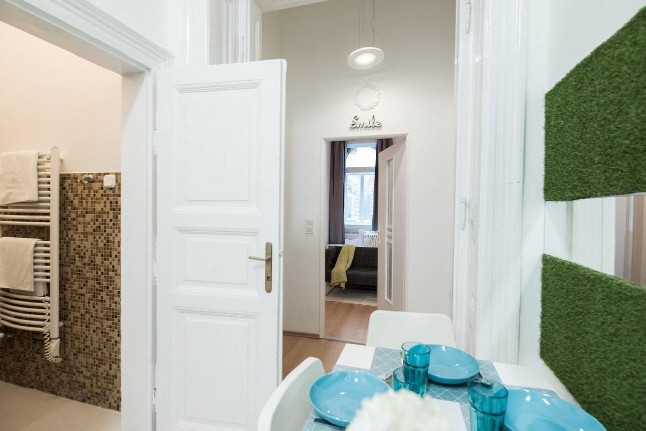 Cosy And Central With 4 Bedrooms And A/c Apartment *