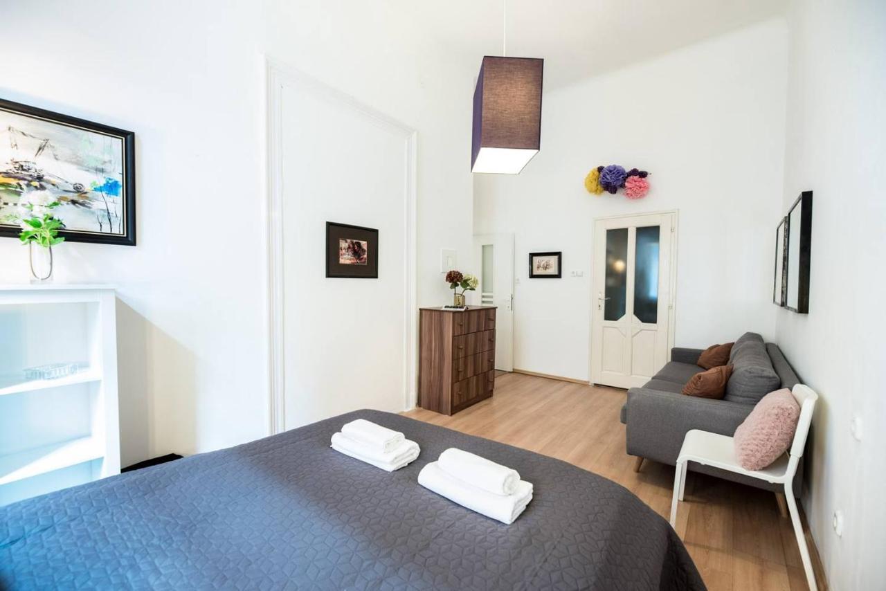 Cosy And Central With 4 Bedrooms And A/c Apartment *