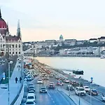 Cozy & Quiet Apartment Near Kiraly Street Free Parking, Ac, Perfect For 4 Guests!