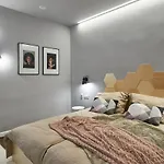Orangehomes Unique Design 3 Bathrooms Flat