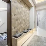 Central Comfort Suite For 6 By Oktogon