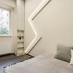 Central Comfort Suite For 6 By Oktogon