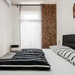 Jacuzzi And Privacy With 2 Balconies And Free Garage