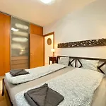 Downtown Vibe-Kiraly II Apts W Private Balcony