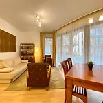 Downtown Vibe-Kiraly II Apts W Private Balcony
