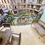 Downtown Vibe-Kiraly II Apts W Private Balcony