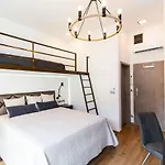 Premium Rooms By Hi5 - Style At The Comedy Theater