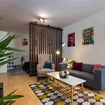 Spacious Condo With Private Car Park & Balcony