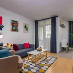 Spacious Condo With Private Car Park & Balcony