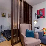 Spacious Condo With Private Car Park & Balcony