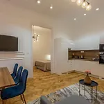 Glamorous Modern Apartment In The Hearth Of Budapest