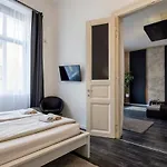 Spacious Apartment Almassy