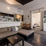 Spacious Apartment Almassy