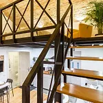 Modern Stylish Apartment @ Superb Central Location
