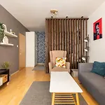 Spacious Condo With Private Car Park & Balcony