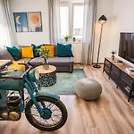 Stylish Oasis Central Apartment With Ac And Parking