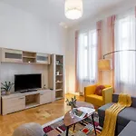 Cozy Home By Bella In The Heart Of Budapest