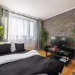 Spacious And Bright Flat Between Airport & Center
