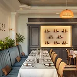 Queen\'S Court Hotel & Residence