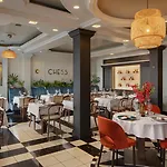 Queen\'S Court Hotel & Residence