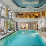 Queen\'S Court Hotel & Residence
