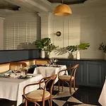 Queen\'S Court Hotel & Residence