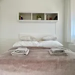 City Break Apartment - Private Garage, Ac, Balcony