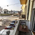 Bright & Spacious Riverside Apartment With Balcony
